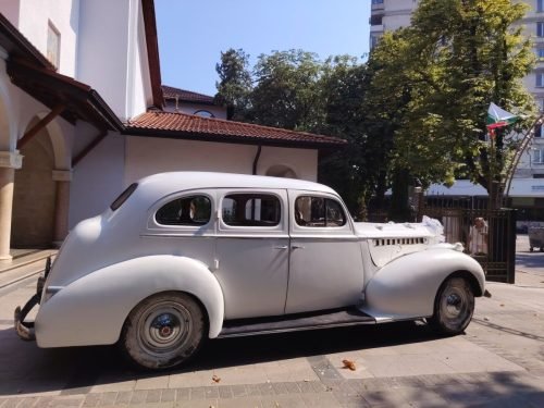 Бял Пакард пред църква